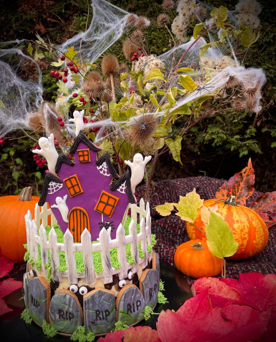 Halloween house graveyard cake Halloween house graveyard cake